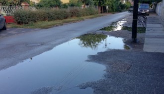 Velika oštećenja kolovoza i zadržavanje vode u ulici Kizura Ištvana