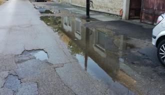 Velika oštećenja kolovoza i zadržavanje vode u ulici Kizura Ištvana