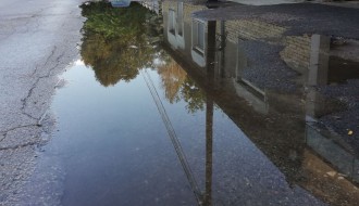 Velika oštećenja kolovoza i zadržavanje vode u ulici Kizura Ištvana