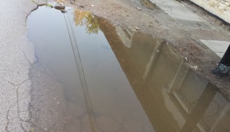 Velika oštećenja kolovoza i zadržavanje vode u ulici Kizura Ištvana