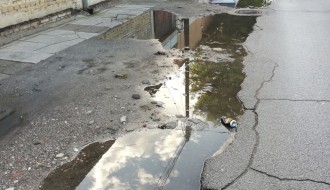 Velika oštećenja kolovoza i zadržavanje vode u ulici Kizura Ištvana