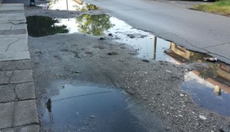 Velika oštećenja kolovoza i zadržavanje vode u ulici Kizura Ištvana