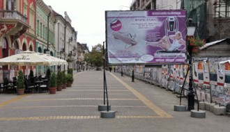 Reklamni bilboard na sred Korzoa