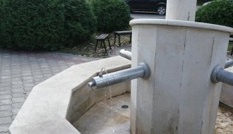 Slomljena slavina na Olimpijskoj česmi, voda neprestano curi