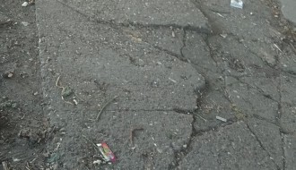 Razbijeni beton trotoara iza samoposluge u Malom Bajmoku