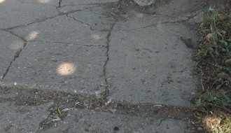 Razbijeni beton trotoara iza samoposluge u Malom Bajmoku