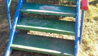 Oštećene stepenice tobogana na dečjem igralištu u ulici Antona Aškerca