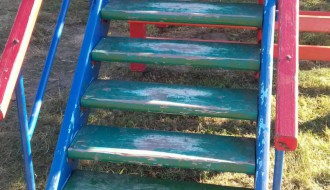 Oštećene stepenice tobogana na dečjem igralištu u ulici Antona Aškerca