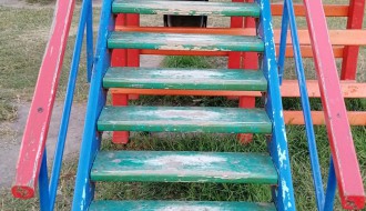 Oštećene stepenice tobogana na dečjem igralištu u ulici Antona Aškerca