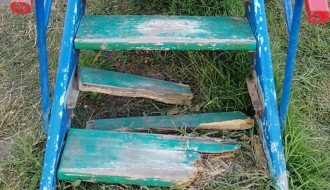 Oštećene stepenice tobogana na dečjem igralištu u ulici Antona Aškerca