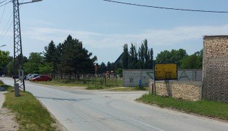 Pešački prelaz i barijera kod skretanja za bazen u Dudovoj šumi