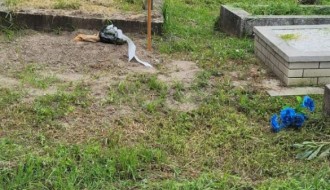 Košenje trave na Senćanskom groblju