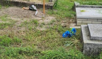 Košenje trave na Senćanskom groblju