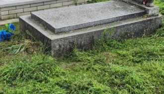 Košenje trave na Senćanskom groblju