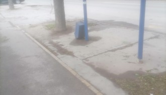 Polomljen držač za kantu na autobuskom stajalištu na Somborskom putu