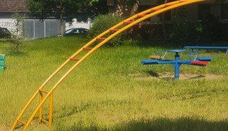 Češće košenje trave na dečijim igralištima (Teslino naselje)