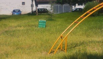 Češće košenje trave na dečijim igralištima (Teslino naselje)