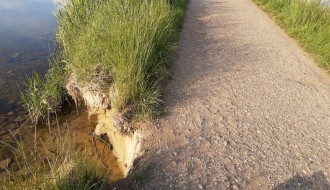 Voda potkopava nasip između 3. i 4. sektora na Paliću