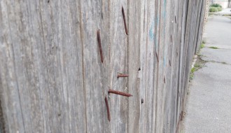 Zarđali ekseri vire pored pešačke staze ulici Sonje Marinković