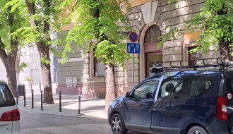 Ukinuto parking mesto za osobe sa invaliditetom ispred biblioteke