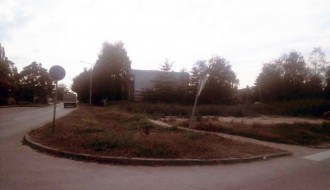 Zakorovljena površina (pod ambrozijom) na uglu ulica Jaše Ignjatovića i Izvorske