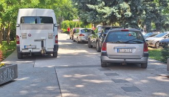 Pešačka zona ispred zgrade Otvorenog unierziteta pretvorena u parking