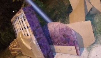 Nameštaj izbačen na sred Zetske ulice, pre toga ostavljena kada