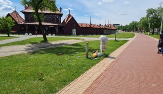Smeće iz trafike po šetalištu