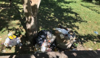 Smeće na igralištu u Teslinom naselju