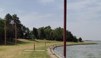 Muški štrand bez tuševa i slavina sa vodom za piće