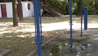 Muški štrand bez tuševa i slavina sa vodom za piće