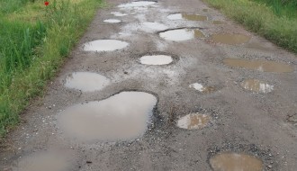 Rupe na putu u ulici gde je Majkin salaš