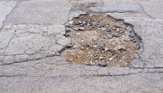 Velike rupe na putu u Vrnjačkoj ulici