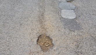 Velike rupe na putu u Vrnjačkoj ulici