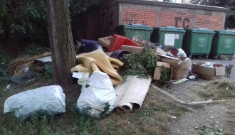 Nagomilano kabasto smeće pored dečjeg igrališta  (Ulica Šandora Lifke)