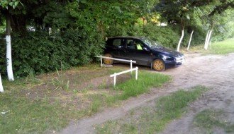 Problem sa bahatim parkiranjem na ulazu u park u Ljutovu