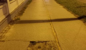 Rupa na trotoaru na Segedinskom putu