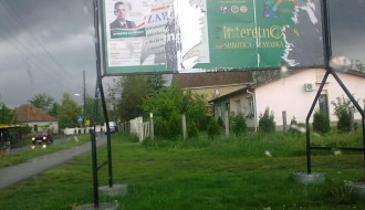 Osvanuo bilbord u dvorištu