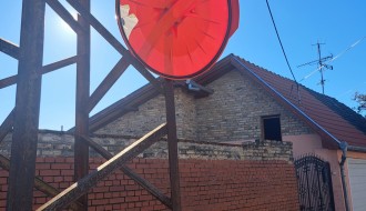 Saobraćajno ogledalo na uglu ulica Lasla Sekereša i Kordunaške