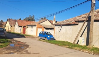 Saobraćajno ogledalo na uglu ulica Lasla Sekereša i Kordunaške