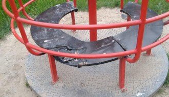 Zapušteno igralište u Malom Bajmoku