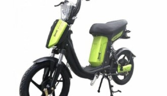 Deca na električnim skuterima jurcaju po pešačkoj zoni