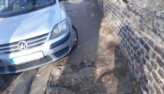 Loš trotoar i automobili preko pešačke staze u Ulici Park Ferenca Rajhla