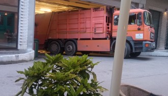 Odnošenje smeća iz Matije Korvina u večernjim časovima