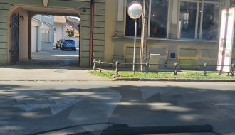 Nepregledna raskrsnica (ulica Nikole Kujundžića i Preradovićeva)