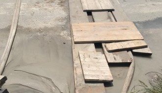 Daske na putu sa ekserima koji vire