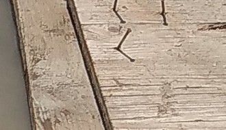 Daske na putu sa ekserima koji vire