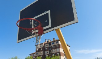 Igralište iza belih zgrada na Prozivci