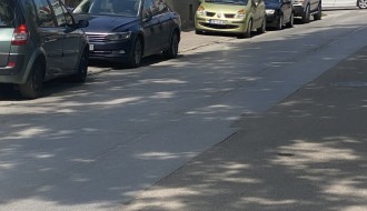 Parkiranje na pešačku stazu preko puta crkve u centru