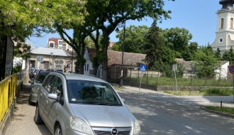 Parkiranje na pešačku stazu preko puta crkve u centru